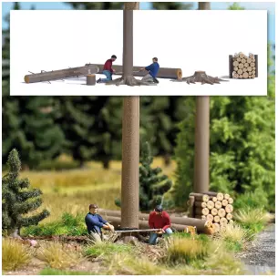 Abattage d'arbres, 2 bûcherons, arbres et tas de bois BUSCH 7973 - HO 1/87