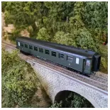 Une voiture OCEM RA B9 verte REE MODELES VB381 - SNCF - HO 1/87 - Ep IIIB