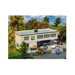 Garage Peugeot avec vitrine MKD 2023 - HO 1/87 - 215 x 80 x 98 mm