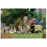 Scénette "Personnages en pause déjeuner" avec remorque Busch 7936 - HO 1/87