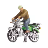 Un homme sur une moto Kreidler Florett RS - NOCH 15914 - HO 1/87