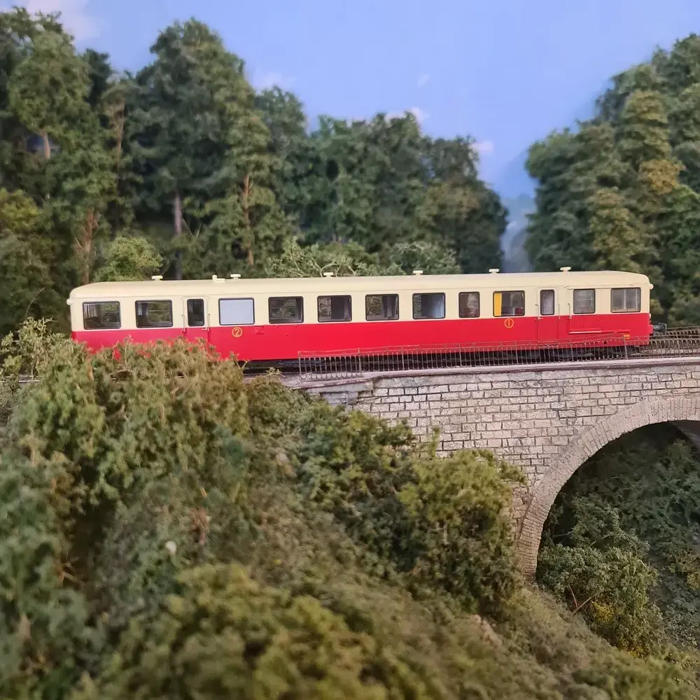 Remorque XR-7354 Rouge_Cr_me_LYON-VAISE_REE MODELES VB441AC - SNCF - HO 1_87 - 5_rotated.webp