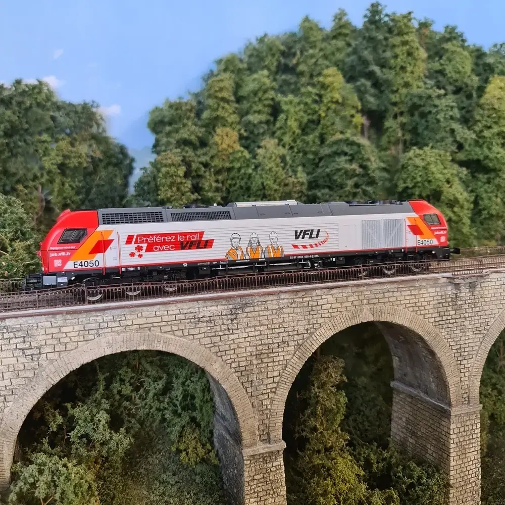 Locomotive_lectrique-diesel_Euro 4000 livr_e VFLI_Sudexpress SUS405021_HO 1-87e - 4_rotated.webp
