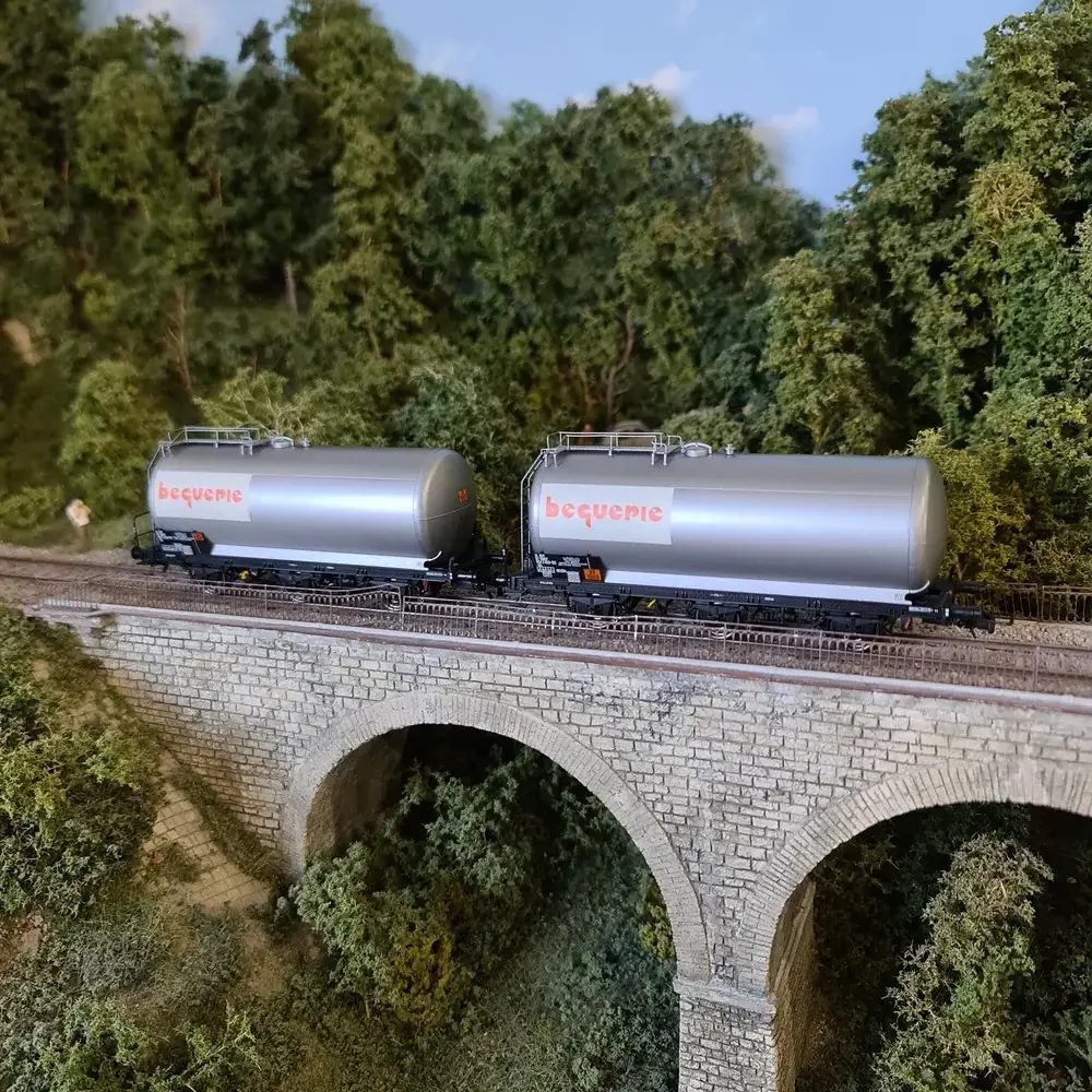 Set de 2 wagons-citernes_3 essieux_B_guerie_- Jouef HJS6227 - HO 1-87 - SNCF - Ep IV - 2R - 4_rotated.webp