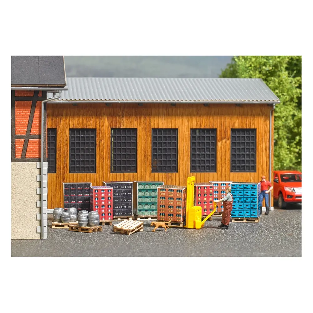 Lot de 12 palettes en bois avec Fûts et Caisses de bière - Busch 1814 - HO 1/87 - 2