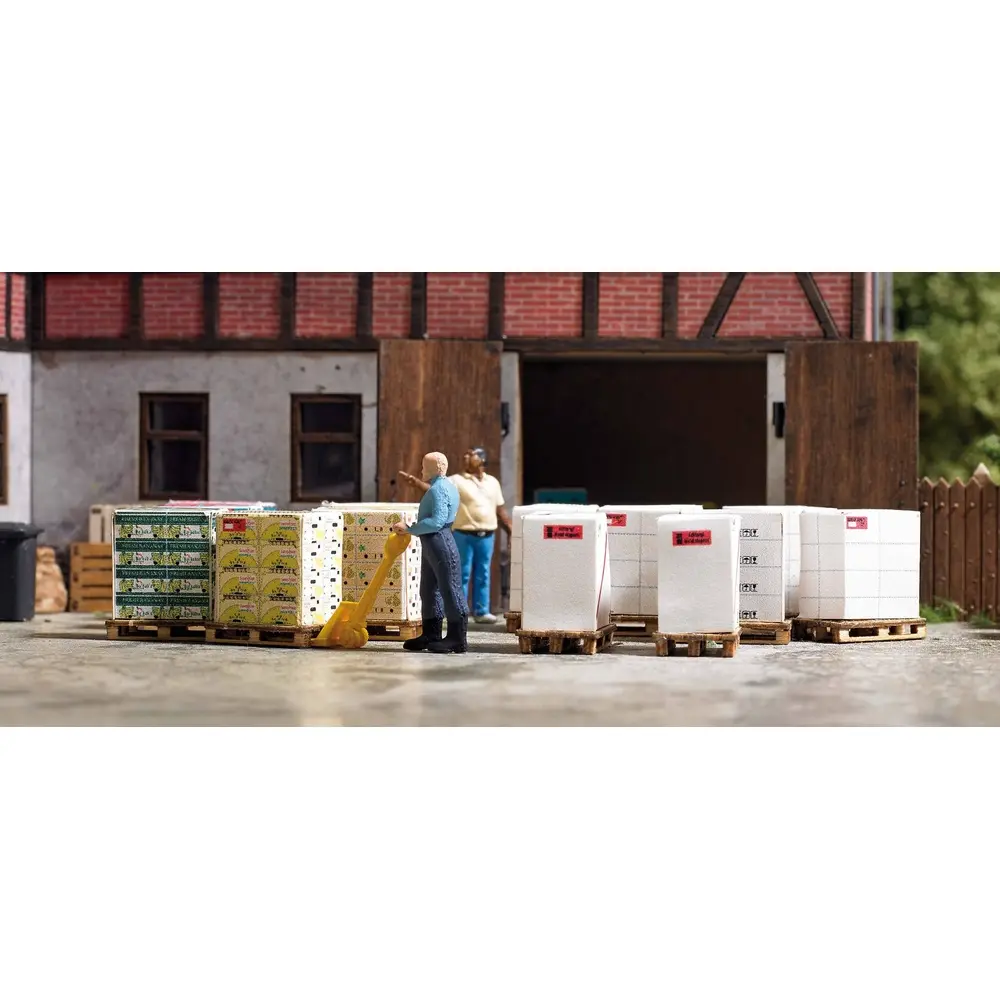 Lot de 12 palettes en bois chargées de divers cartons BUSCH 1812 -  HO 1/87 - 2