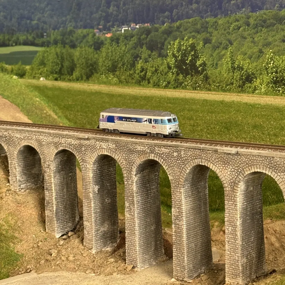 Locomotive diesel BB 67416 En Voyage - Azar Models L01-EV1A - Z 1/220 - SNCF - Ep V - Analogique - 2R - 5