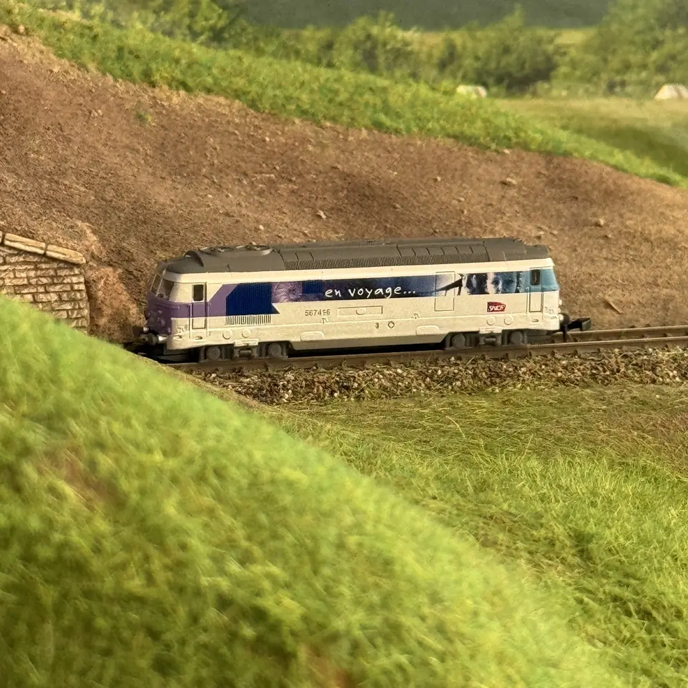 Locomotive diesel BB 67416 En Voyage - Azar Models L01-EV1A - Z 1/220 - SNCF - Ep V - Analogique - 2R - 7