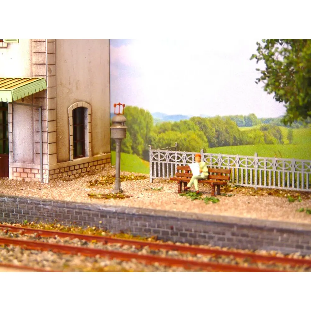 Diorama demi-gare PLM avec deux voies - Bois Modélisme 120001 - HO 1/87 - 11