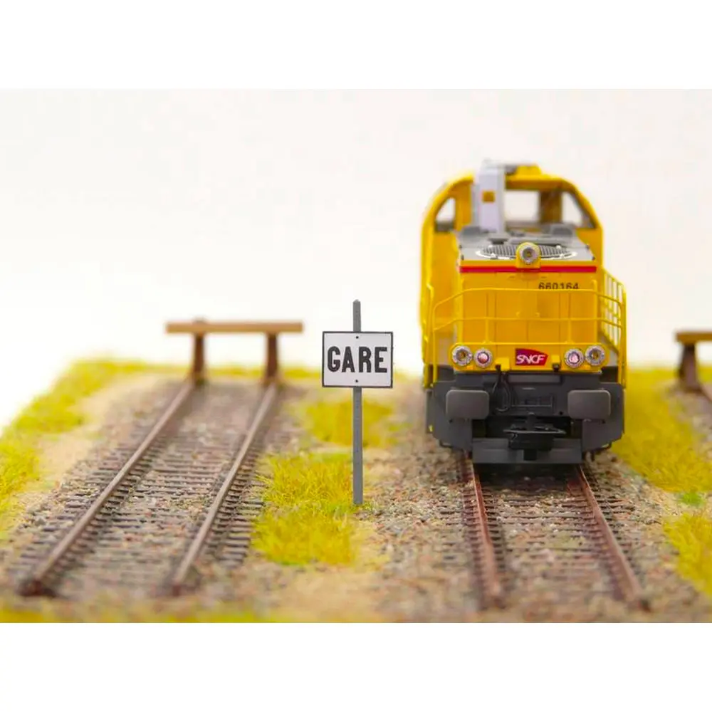 Pancarte "GARE" à proximité BOISMODELISME 115026 - HO 1/87 - SNCF - 2