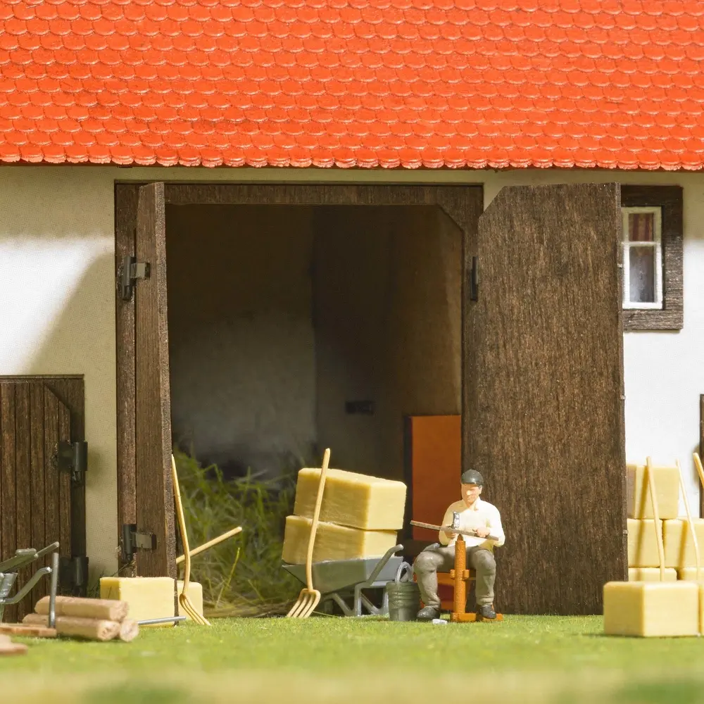 Affûter une faux - Ensemble d'action scénette - Busch 79854 - HO 1/87 - 3