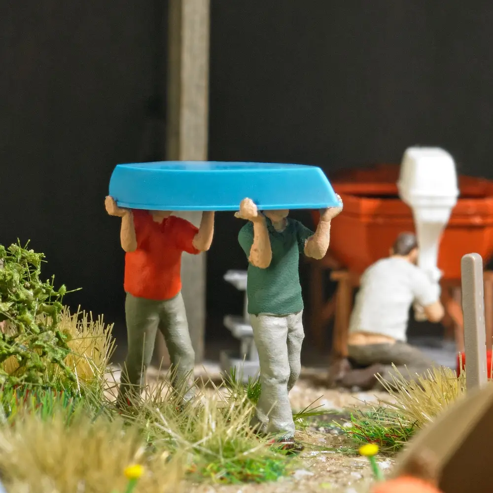 2 personnages transportant une barque - Busch 79817 - HO 1/87 - 2