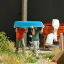 2 personnages transportant une barque - Busch 79817 - HO 1/87 - 2