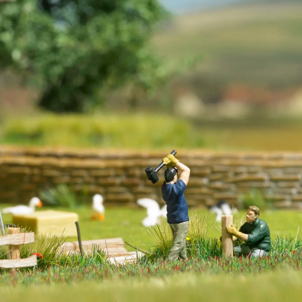 Mise en place de la clôture du paddock - Ensemble d'action - Busch 79853 - HO 1/87  - 2