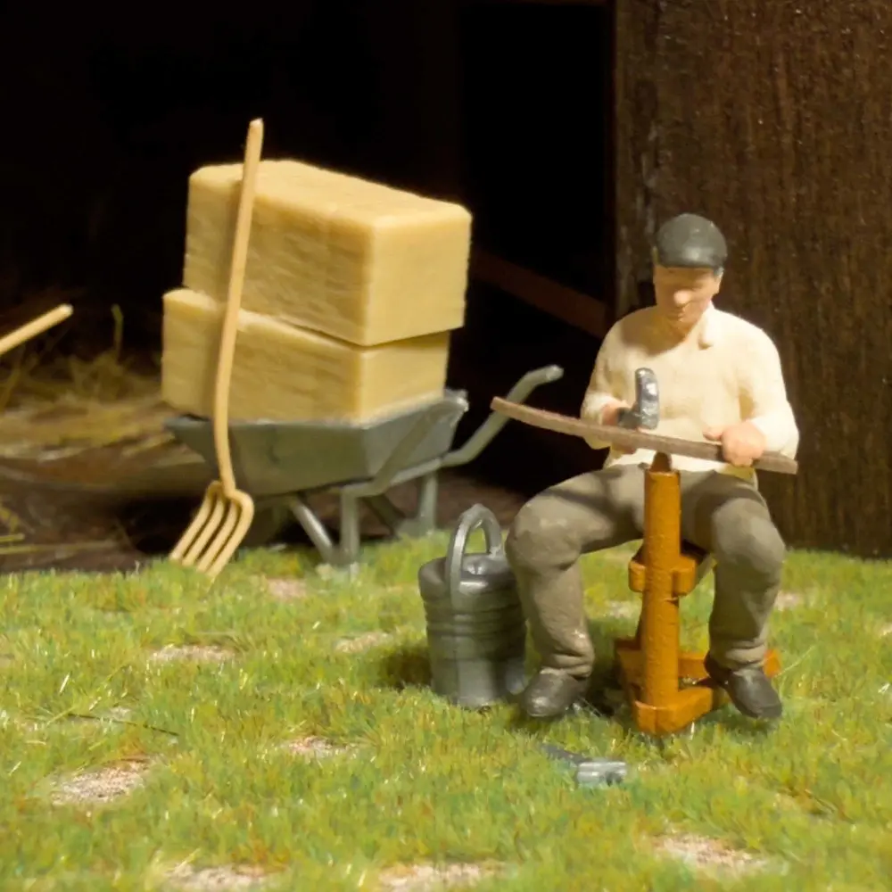 Affûter une faux - Ensemble d'action scénette - Busch 79854 - HO 1/87 - 2