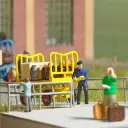 Prêt à partir - Employé avec bagages - Ensemble d'action scénette - Busch 79911 - HO 1/87   - 2