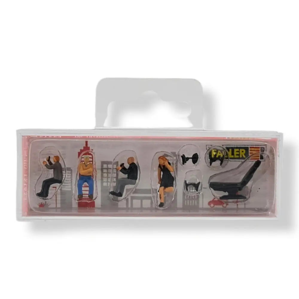 4 figurines "Au studio de tatouage" et accessoires FALLER 151654 - HO 1/87  - 3