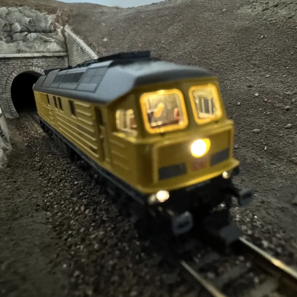 Locomotive diesel 233 493-6 Bahnbau - Arnold HN2601S - N 1/160 - DB - EP VI - DCC Son - 9