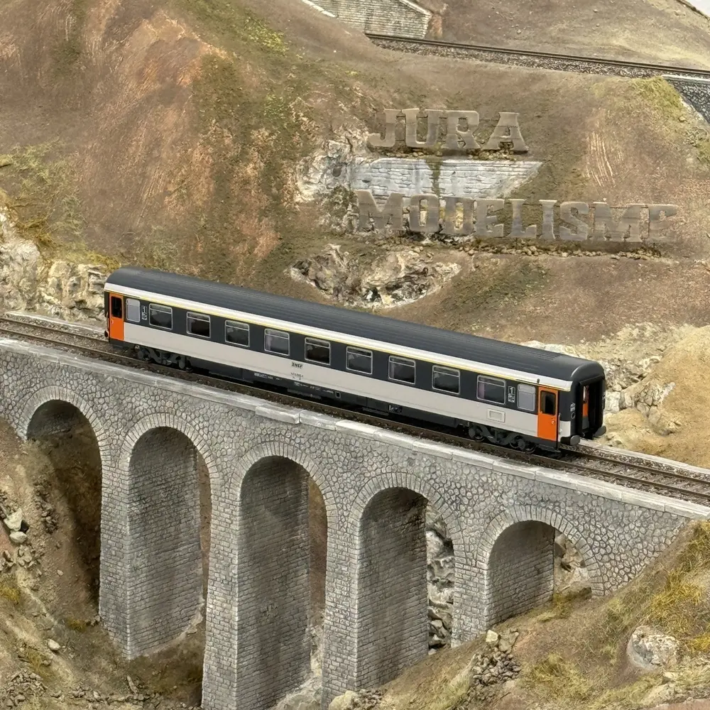 Voiture voyageurs VSE A9u, livrée corail, logo encadré - LS Models 40380 - HO 1/87 - SNCF - Ep IV - 2R - 5