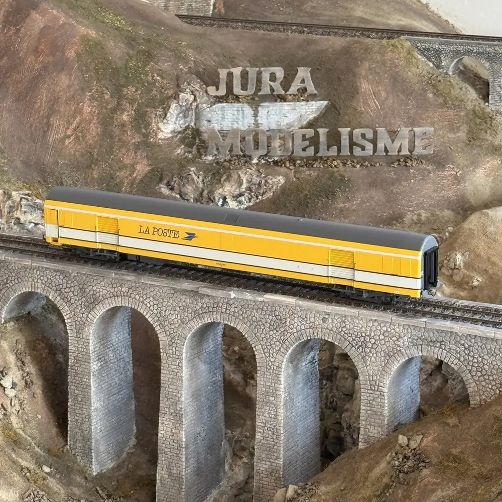 Voiture postale PE UIC livrée jaune/blanche toit gris, bogies Y24X - LS Models 40448 - HO 1/87 - SNCF - Ep V - 2R - 5