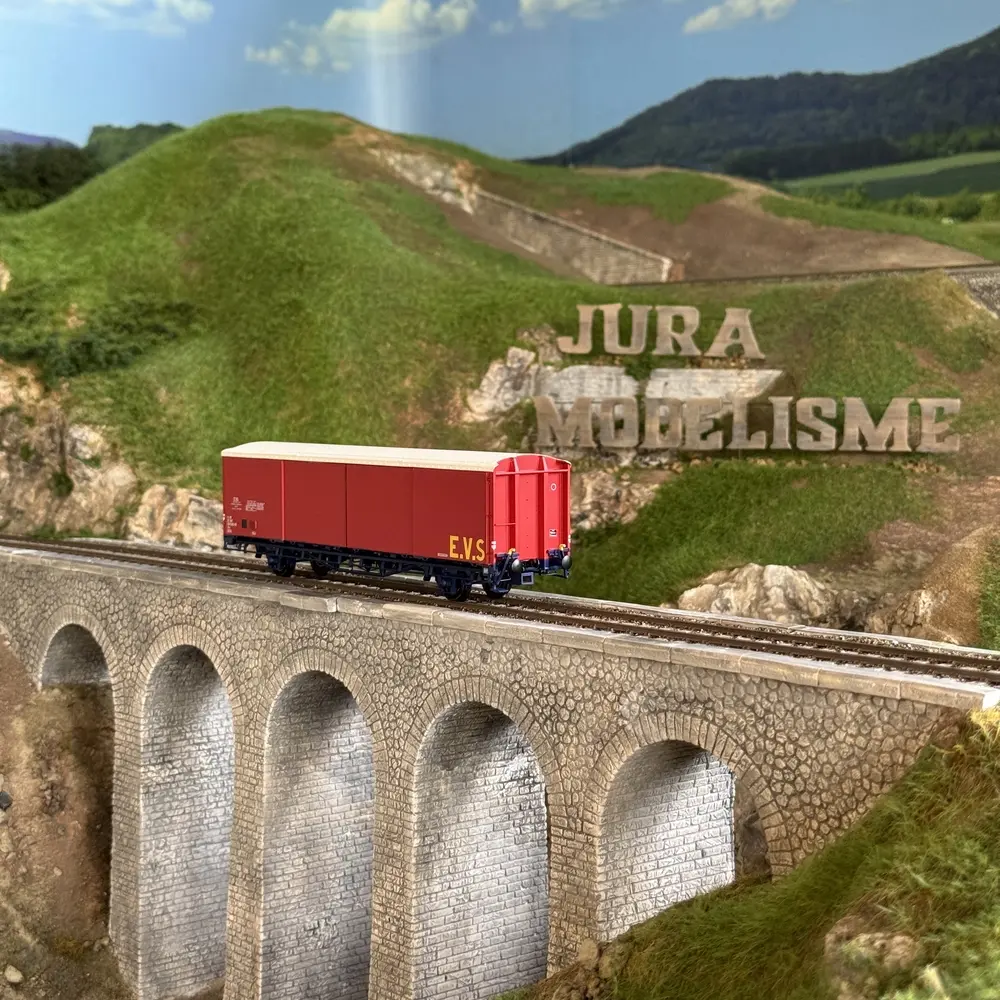 Wagon couvert EVS, Hss, rouge/bleu, parois planes - LS Models 30691 - HO 1/87 - SNCF - Ep IV - 2R - 5