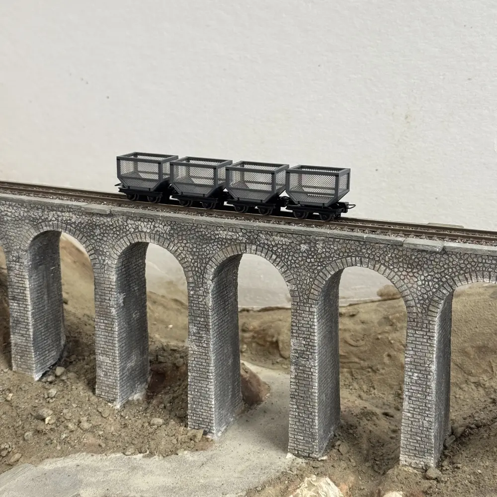 4 wagons à caisse grillagée pour le transport de canne à sucre - Minitrains 5123 - HOe 1/87 - 2R - 5