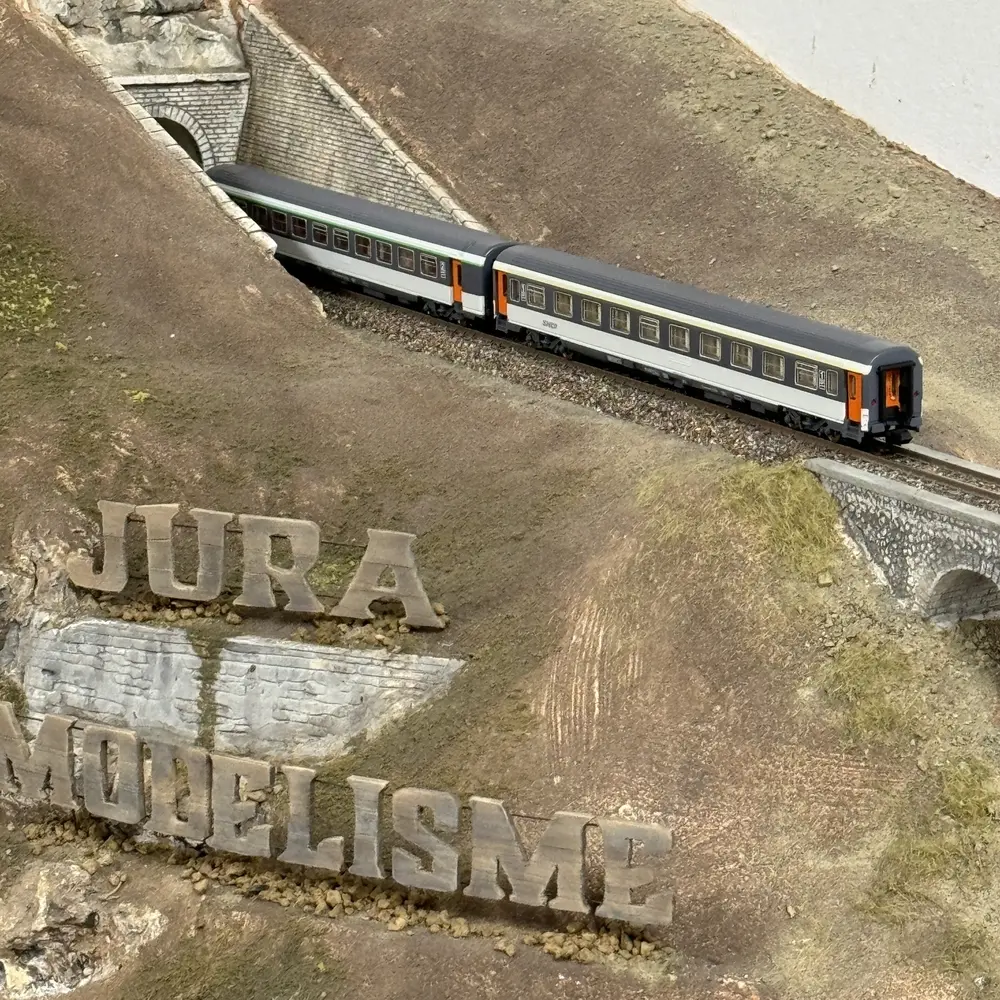 Set de 2 voitures voyageurs Corail VU livrée d’origine - Piko 94502 - N 1/160 - SNCF - EP V - 2R - 5