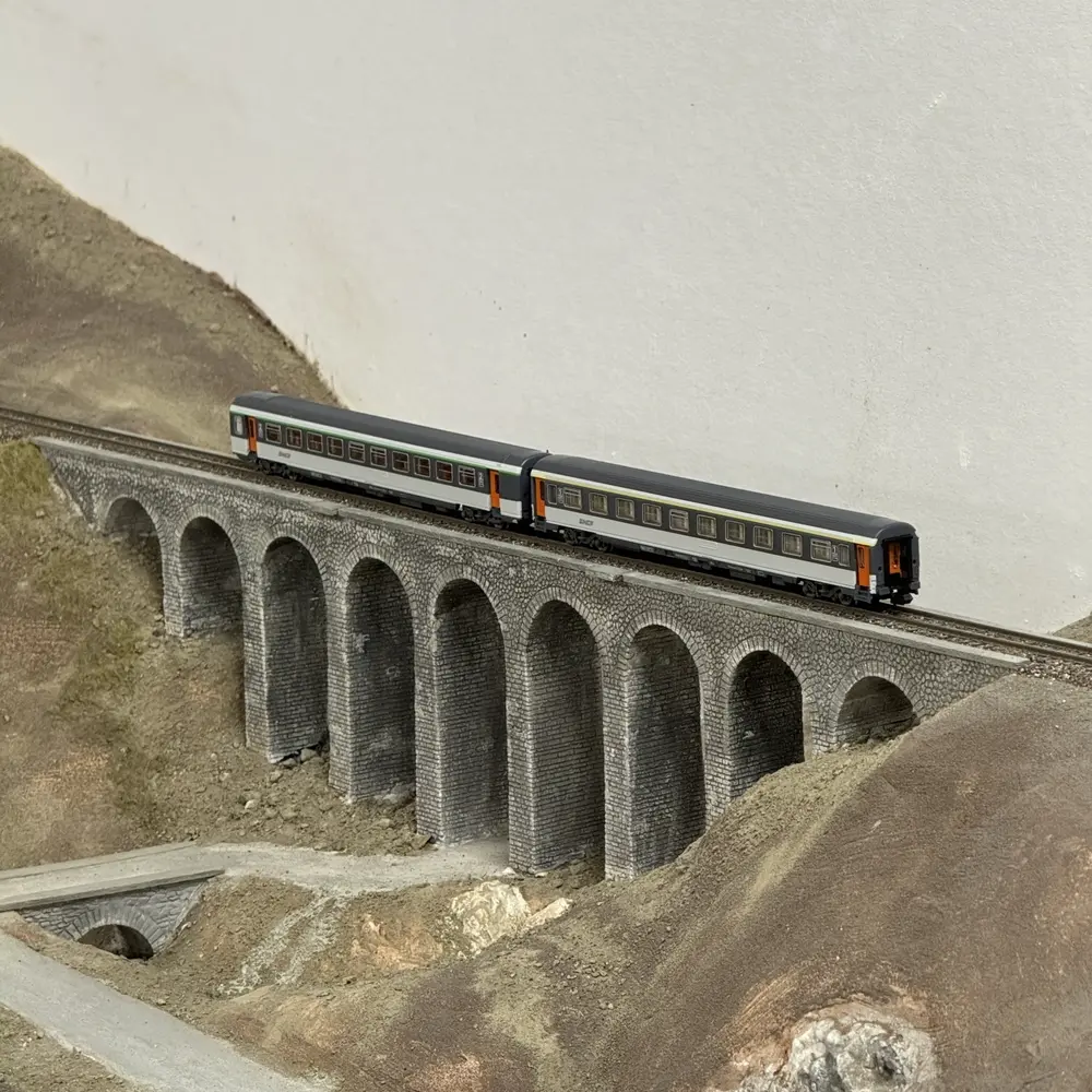 Set de 2 voitures voyageurs Corail VU livrée d’origine - Piko 94502 - N 1/160 - SNCF - EP V - 2R - 8