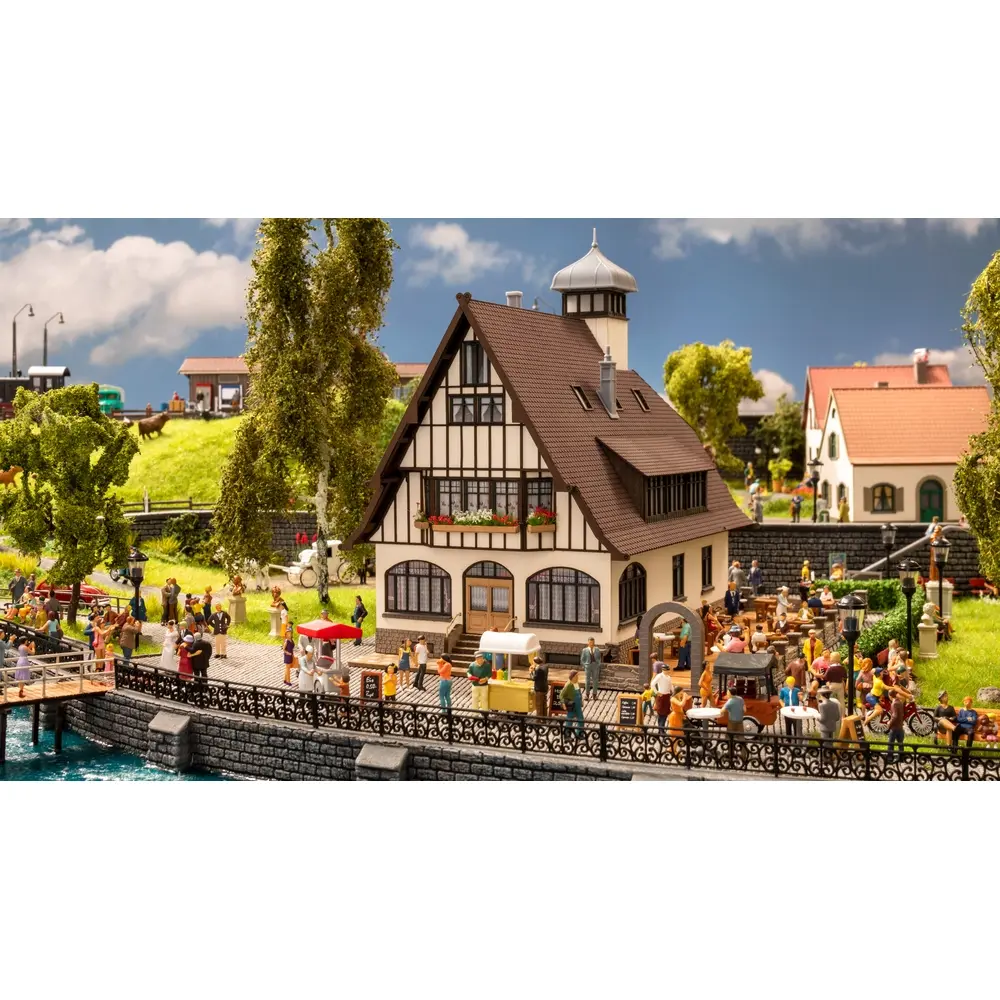 Taverne avec jardin à bière NOCH 66401 - HO 1/87 - 189x172x185mm - 2