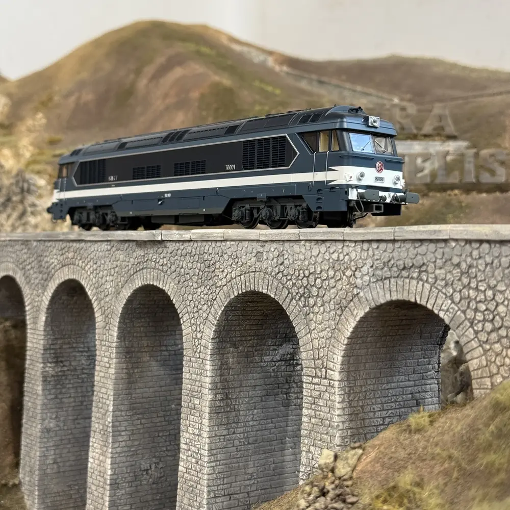 Locomotive diesel CC 70001 - Ree Modèles CC70001 - HO 1/87 - SNCF - Ep III - Analogique - 2R - 8