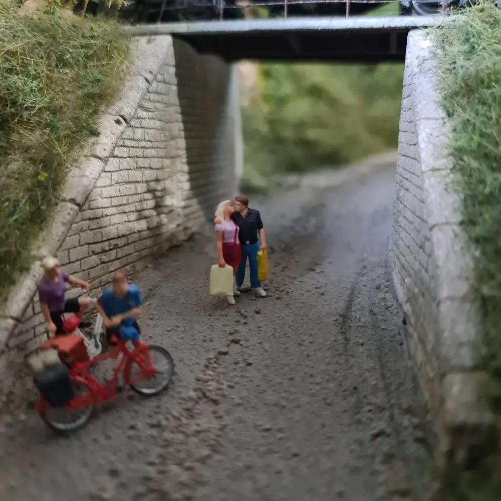 2 Figurines romantiques enlacés PREISER 28185 - HO 1:87 - Peintes - 2