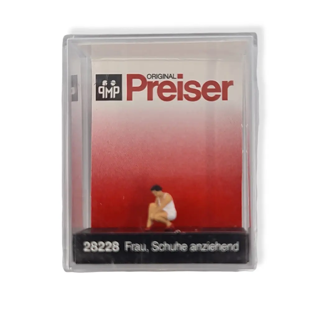 Femme accroupie mettant ses chaussures PREISER 28228 - HO 1:87 - 2