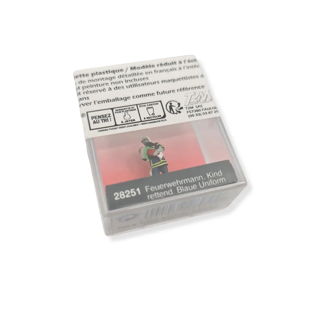 Pompier uniforme bleu secourant un enfant PREISER 28251 - HO 1/87 - 2
