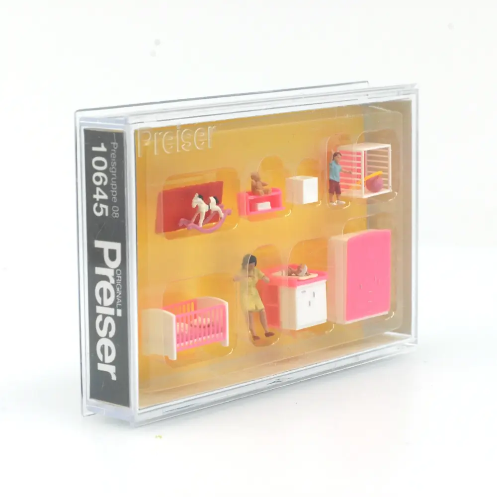 Une mère changeant son bébé dans une chambre d'enfant - PREISER 10645 - HO 1/87 - 2