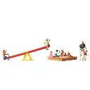 Enfants jouant avec bac à sable et balançoire - 2