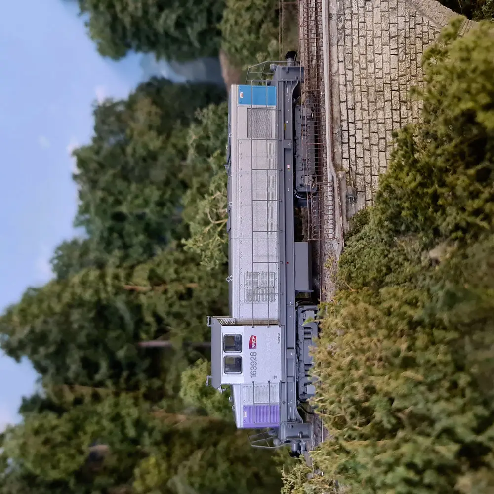 Locomotive diesel BB 63928 "en voyage" - R37 HO41113DS - HO 1/87 - SNCF - Ep VI - Digital sound - 2R - 8