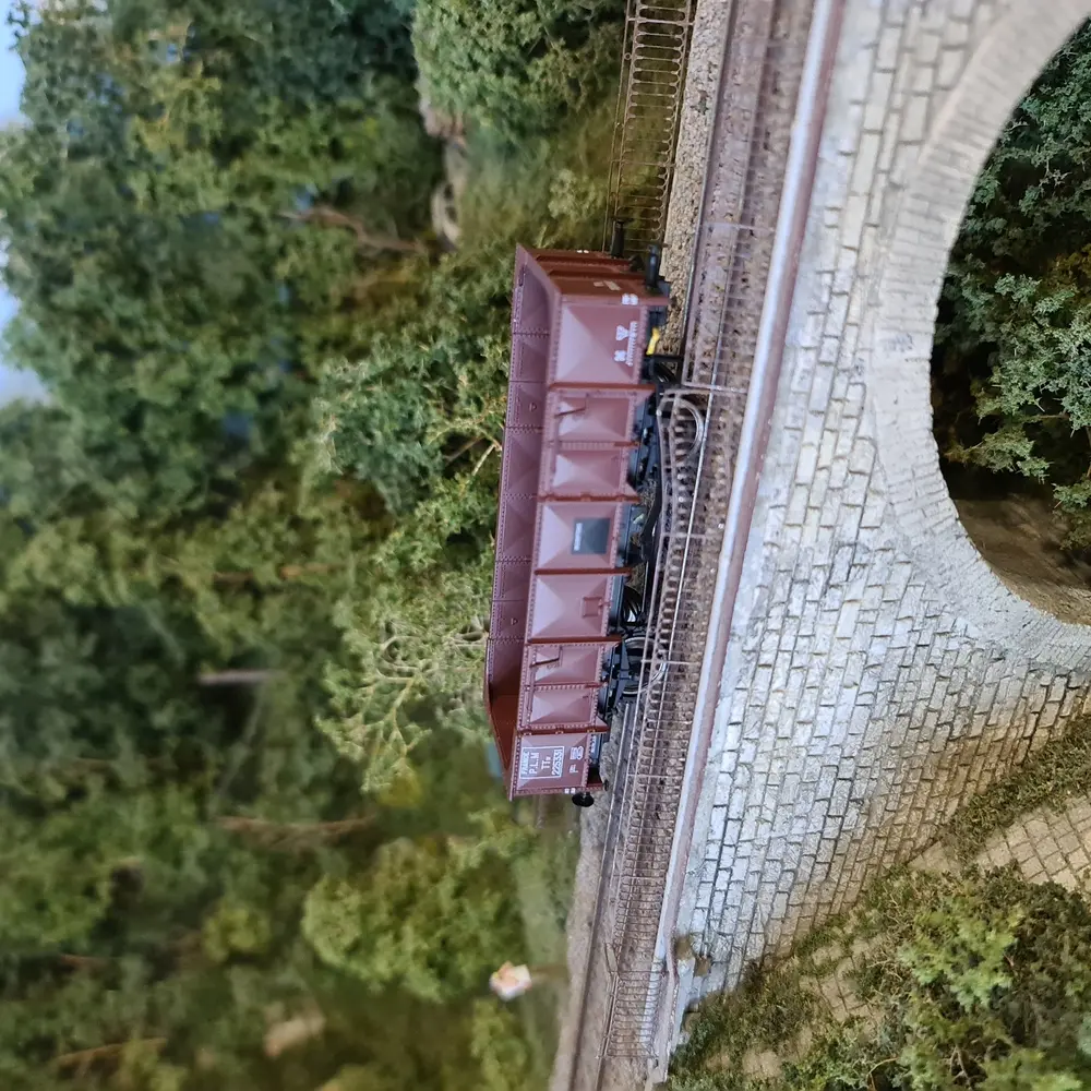 Wagon tombereau de la PLM à 4 portes, tôle rouge sidéros, REE Modèles WB-815, HO 1/87e - 5