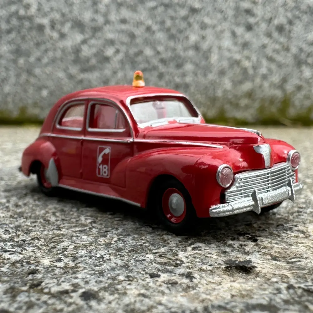 Voiture Peugeot 203 berline "pompiers 18" rouge - Brekina 92991 - HO 1/87 - 2