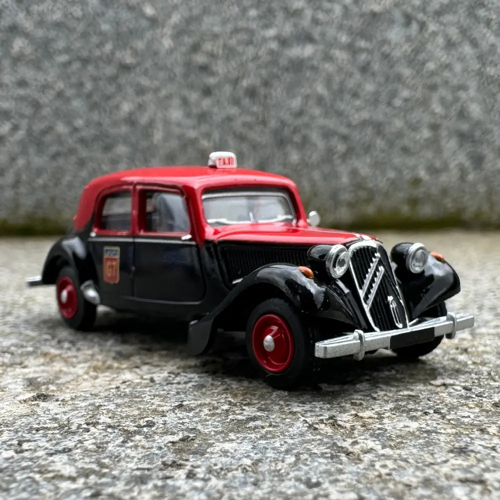 Voiture TAXI G7 Citroën Traction 11B 1952 rouge et noir - Sai 6111 - HO 1/87 - 2