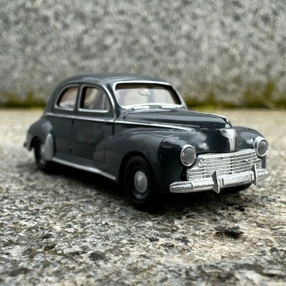 Voiture Peugeot 203 - berline gris anthracite - Brekina 92981 - HO 1/87 - 2