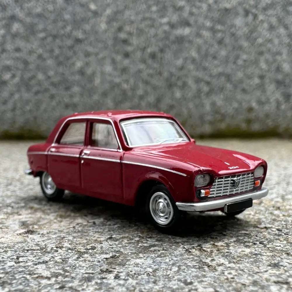 Voiture Peugeot 204 berline de 1968 rouge rubis - Sai 6254 - HO 1/87 - 3