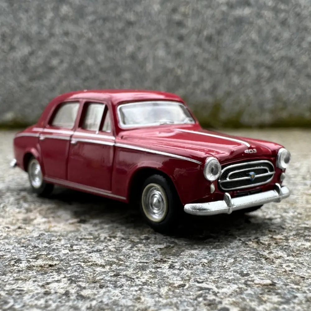 Voiture Peugeot 403 limousine 8cv 1959 rouge rubis - Sai 6204 - HO 1/87 - 3
