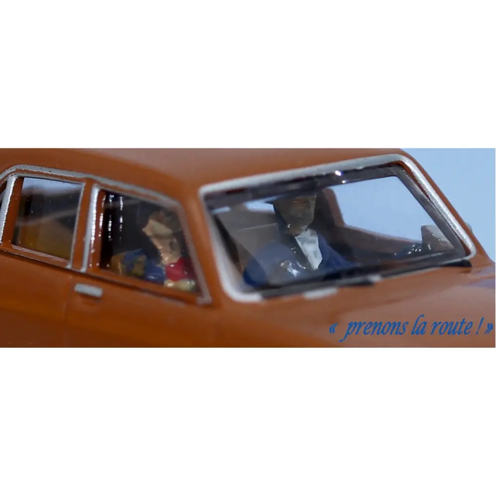  Peugeot 504 brun orangé, avec conducteur et 1 passager - SAI 1631 - HO 1/87 - 3