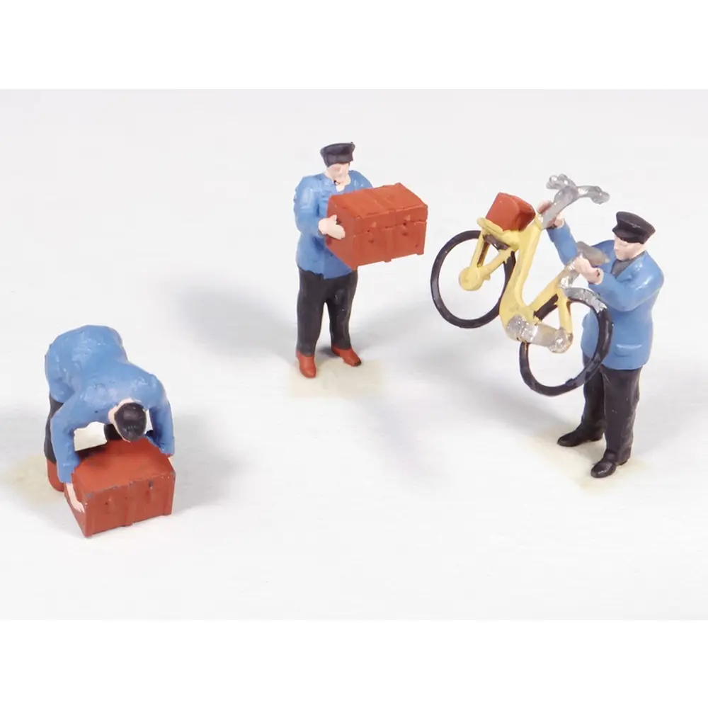 3 Agents de gare chargeant/déchargeant des malles et une bicyclette - Régions et compagnies GAR057 - HO 1/87