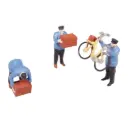 3 Agents de gare chargeant/déchargeant des malles et une bicyclette - Régions et compagnies GAR057 - HO 1/87