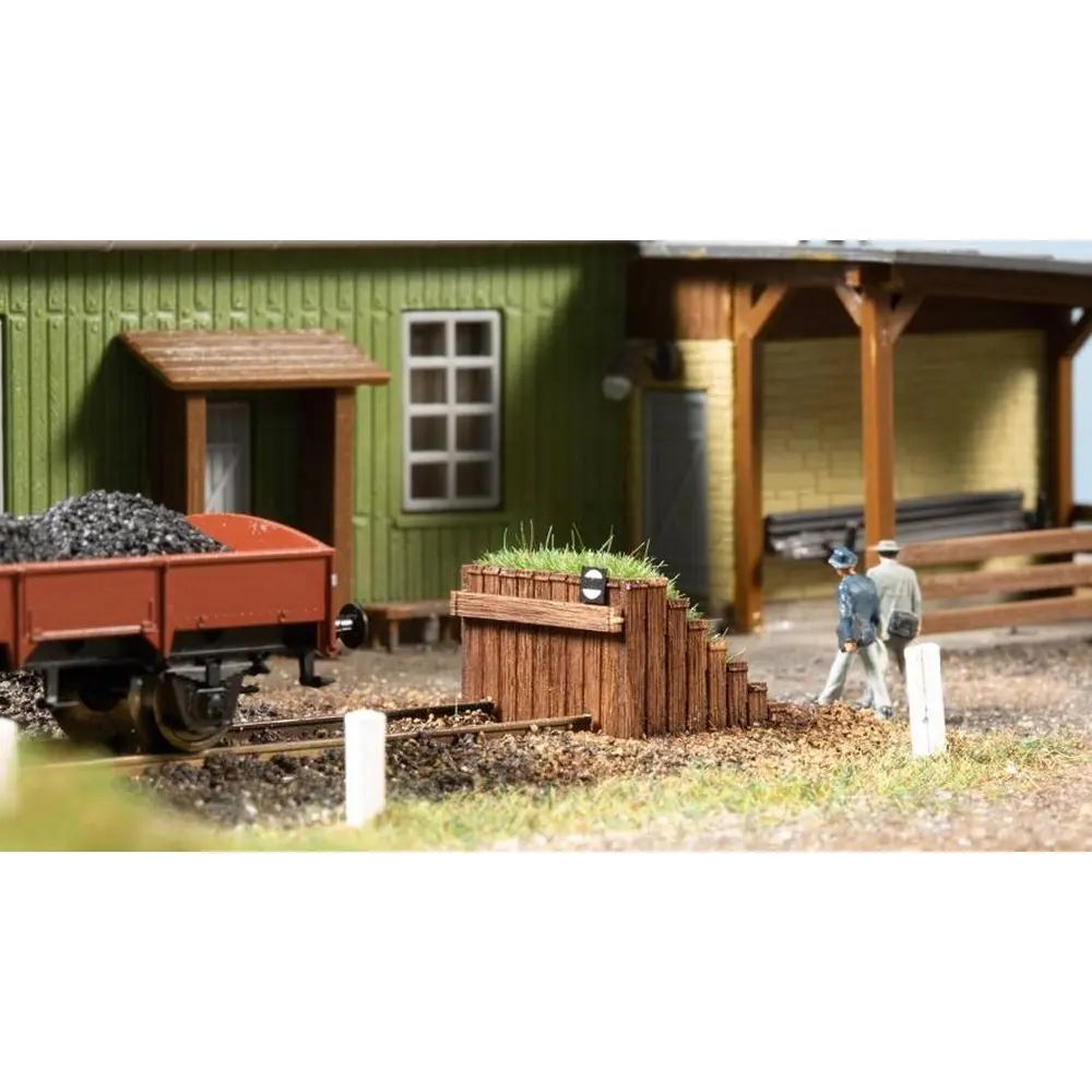 Heurtoir en bois avec herbe
