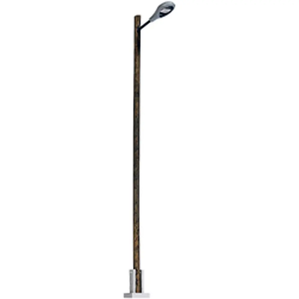 Lampe de gare avec mat en bois