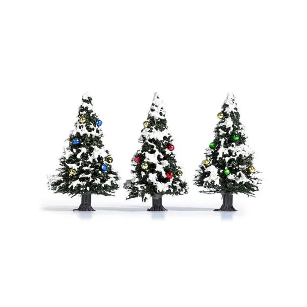 Trois arbres de noël enneigés
