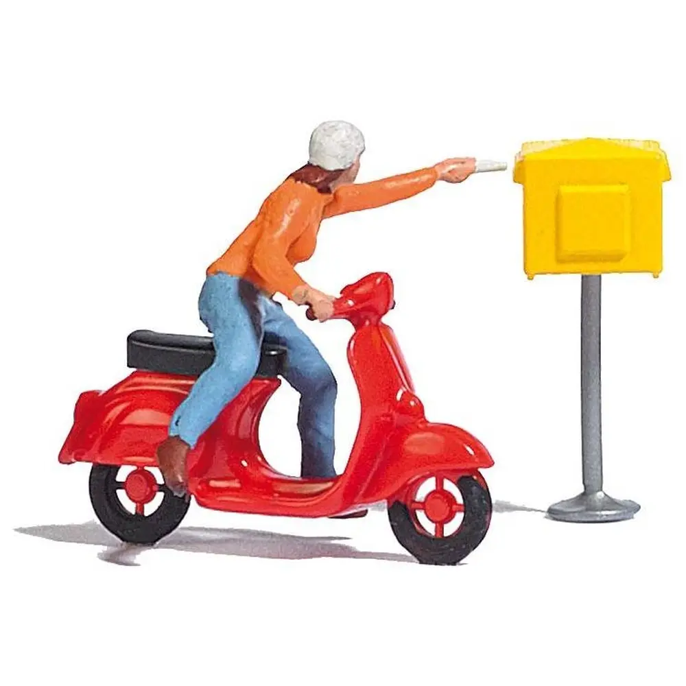 Dame en scooter postant une lettre