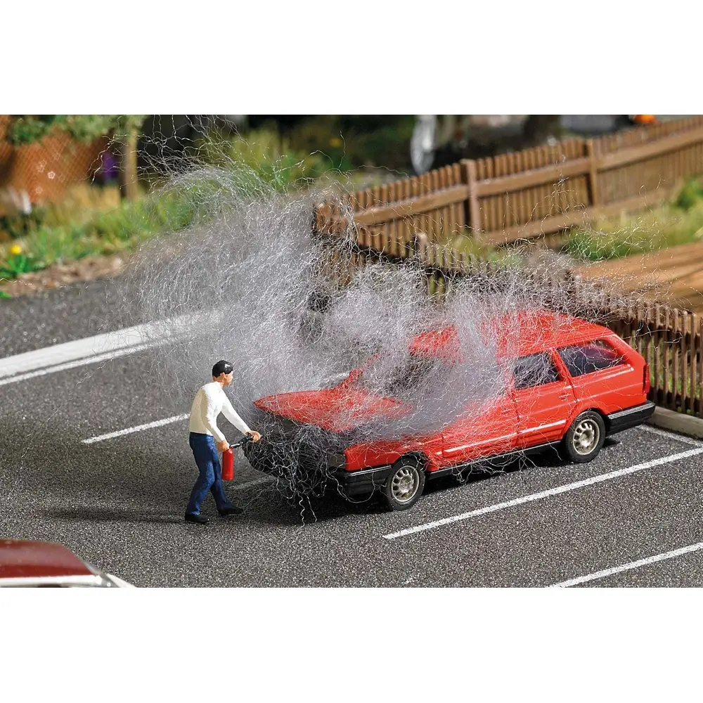 VW Passat en feu avec personnage et extincteur